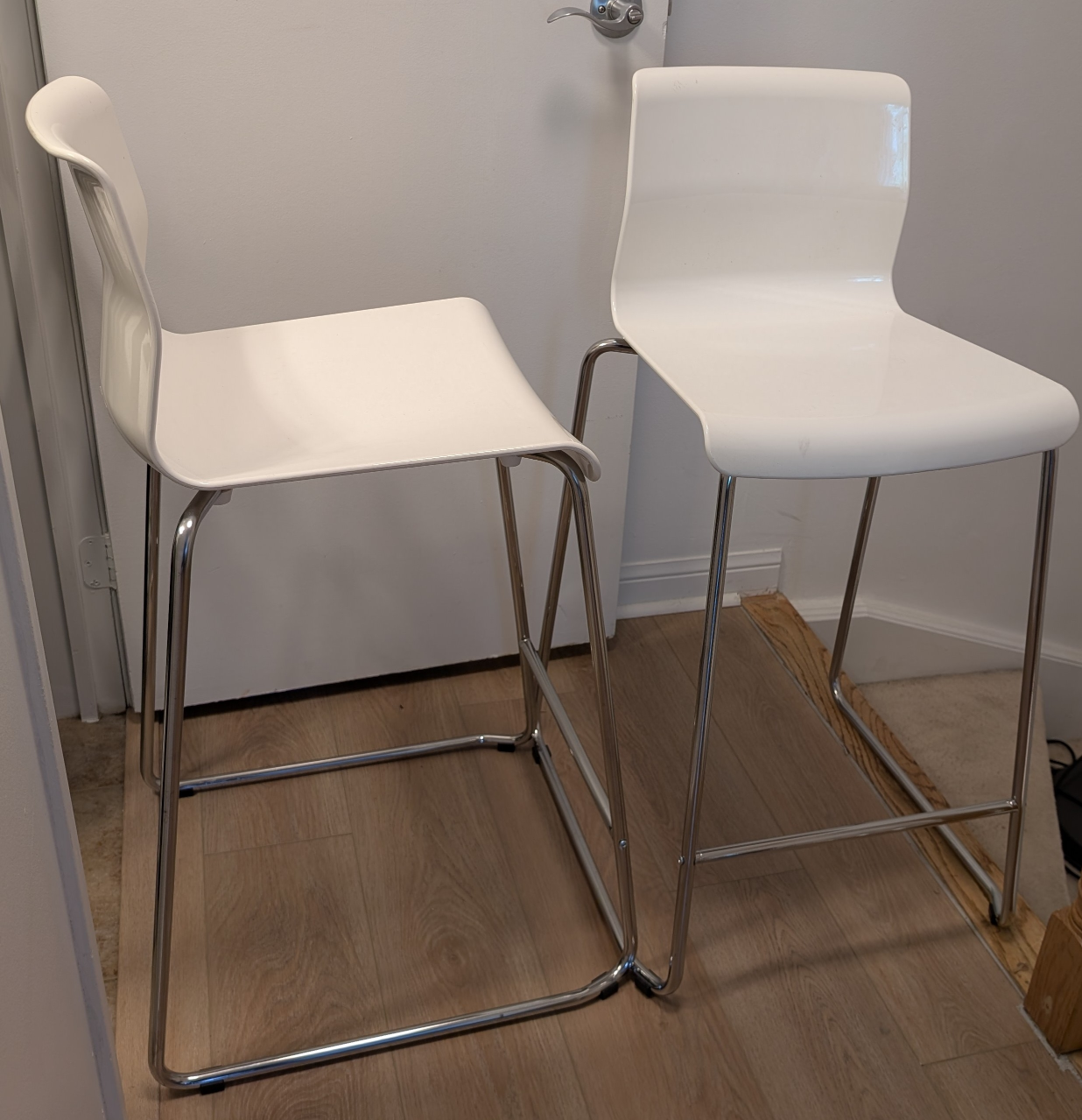 Pair of White Bar Stools 🥕 - photo 2