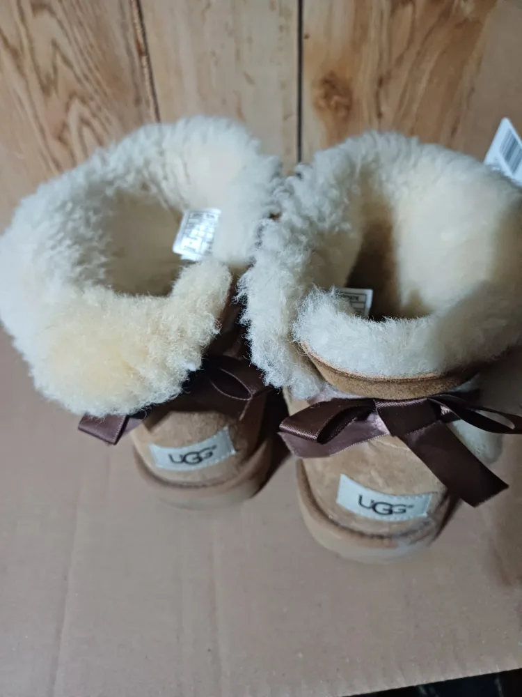 UGG Kids Classic Short II Boot Size 4 image indicator(2)