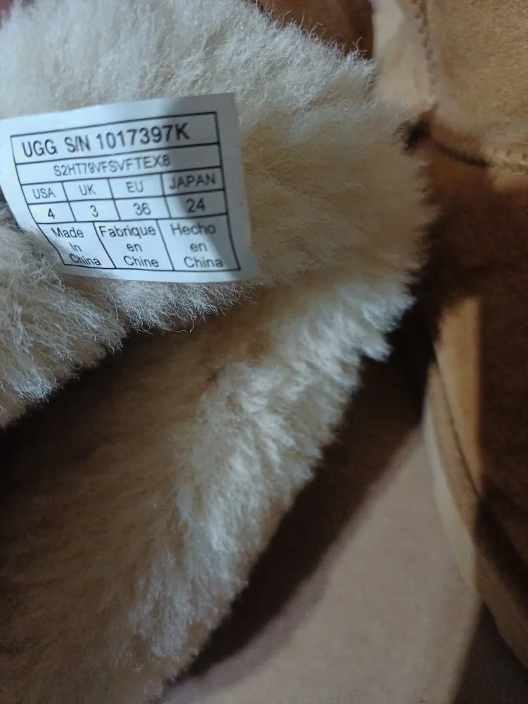 UGG Kids Classic Short II Boot Size 4 image indicator(4)