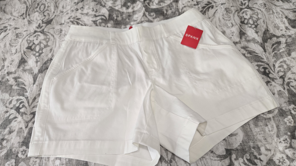NWT Spanx White Shorts - Size Medium - photo 2