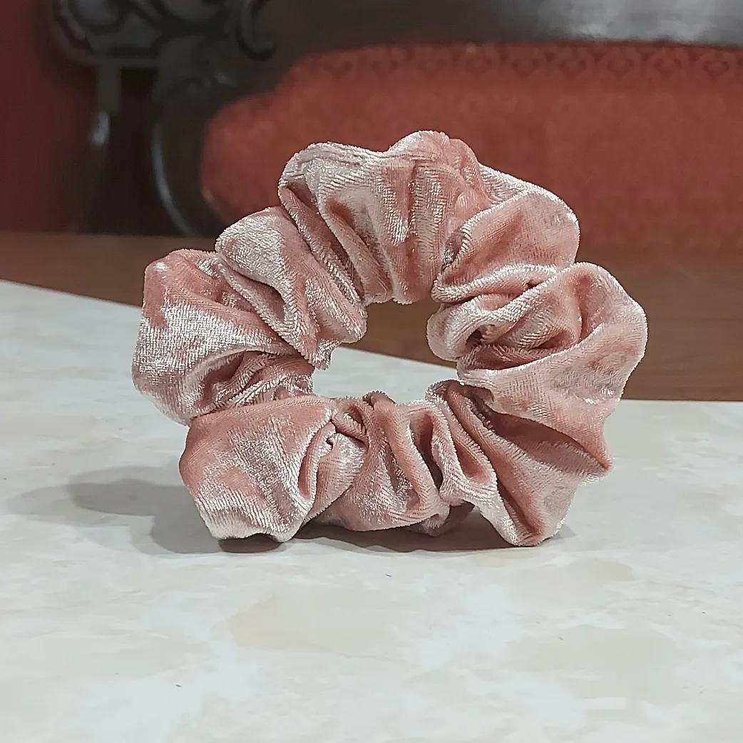 FREE pink velvet scrunchie 🛍 #freecycle thumbnail