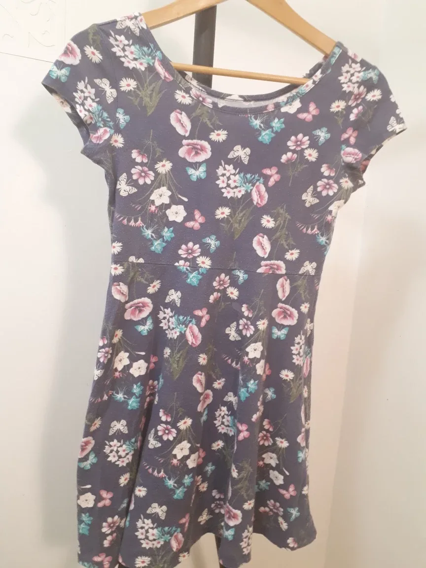 Girl's Dresses and T-shirts Bundle, Size L, 10-12 image indicator(5)