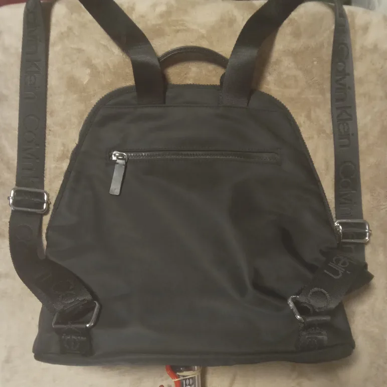 Calvin Klein hand bag/backpack image indicator(2)