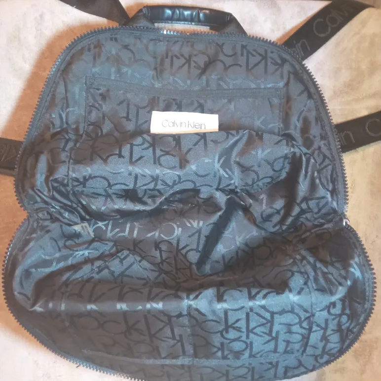 Calvin Klein hand bag/backpack image indicator(3)