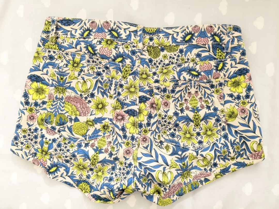 H&M Floral Shorts image indicator(2)