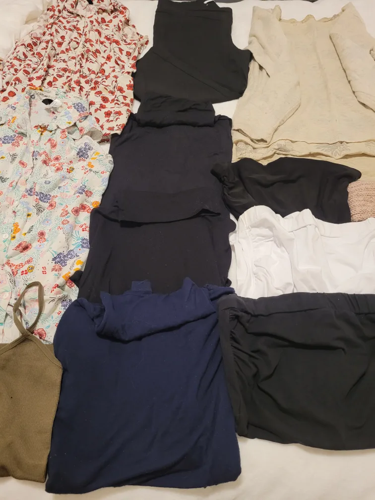 Clothing women's bundle please see pictures and description image indicator(4)