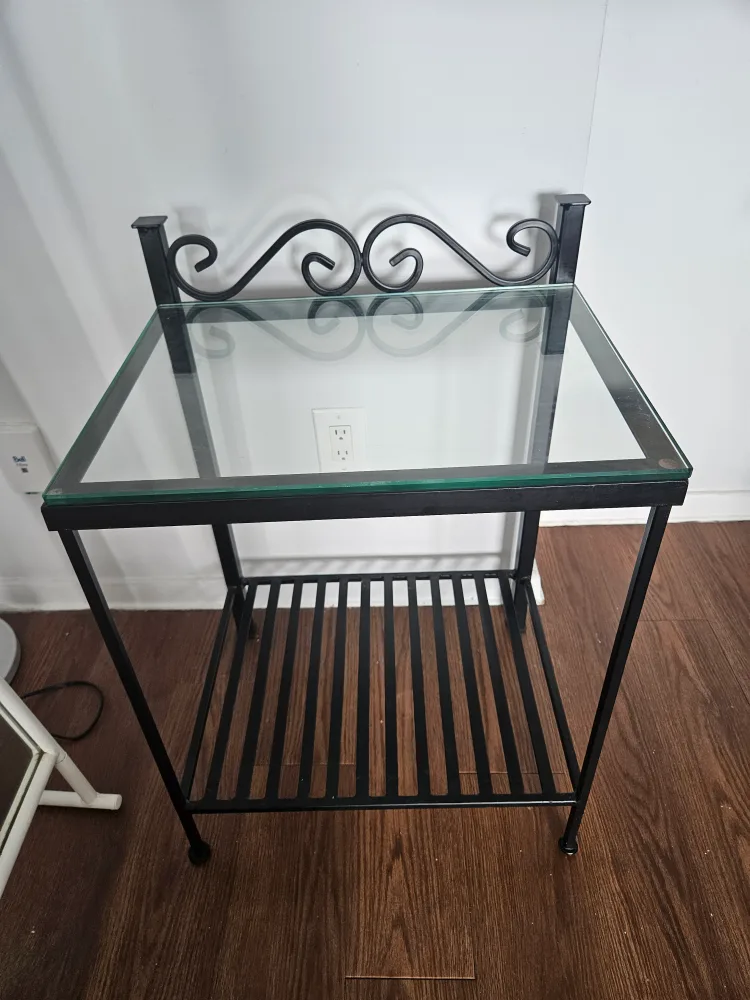 Metal and Glass Side Table💚 thumbnail