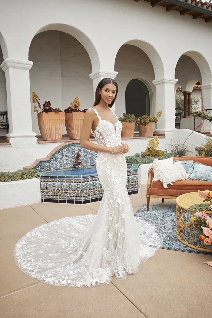 Boutique Lace Wedding Dress with Long Train, Size 8 thumbnail
