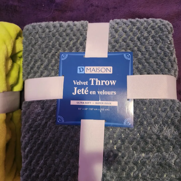 D MAISON Velvet Throw Blanket thumbnail