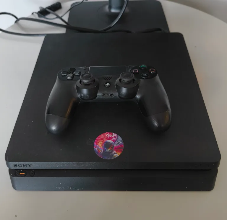 PS4 Slim 1TB + controller thumbnail