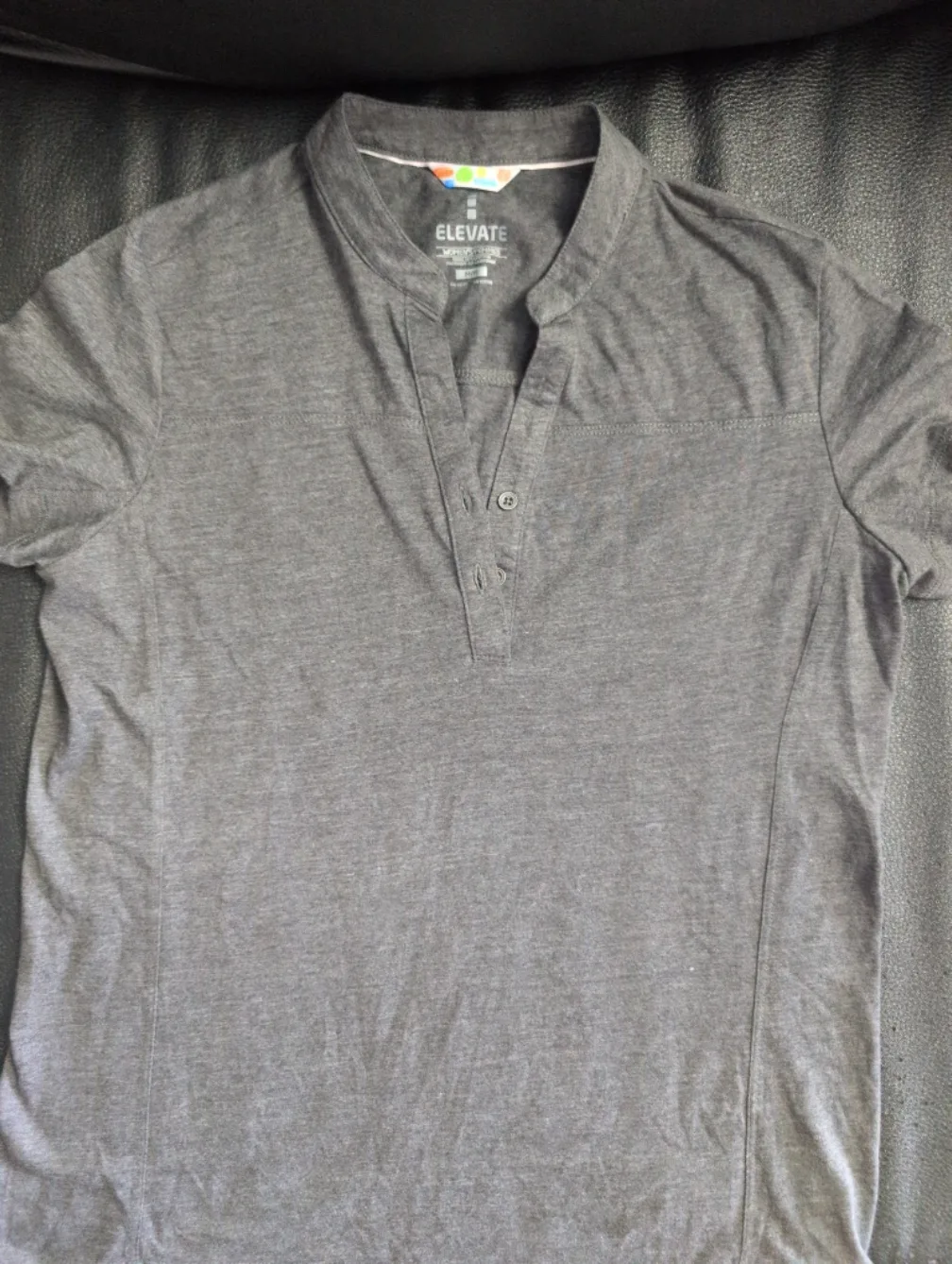 Elevate Henley T-Shirt - Medium 💚🥕 thumbnail