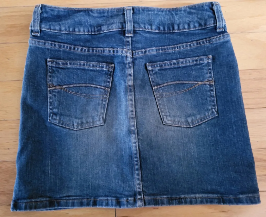 ❣️ 3 items - Shorts & Denim Skirt - Aritzia, Benetton, Bluenotes image indicator(7)