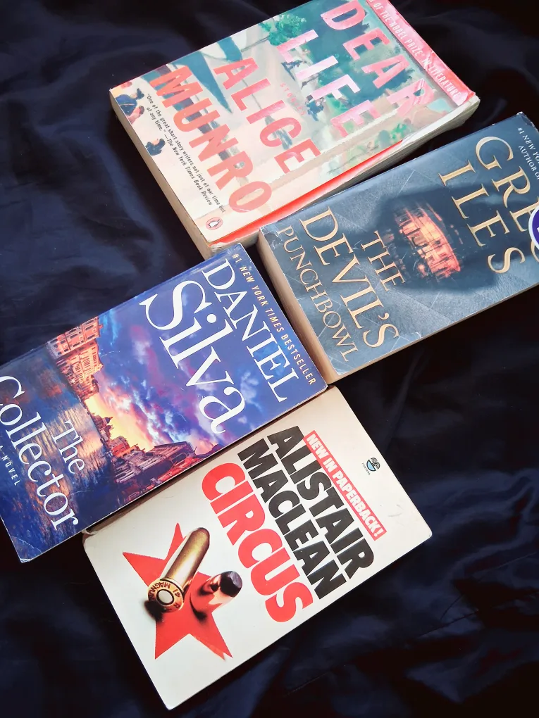 Paperback Books 💚🥕 thumbnail