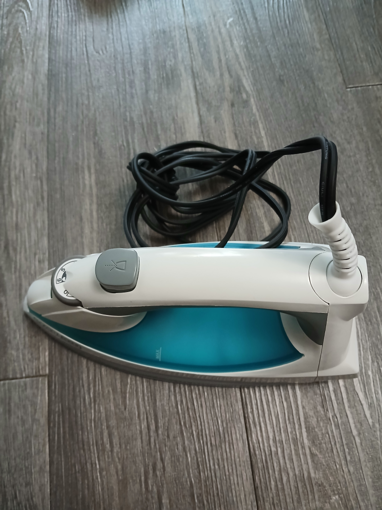 Lightweight Steam Iron for Clothing - photo 2