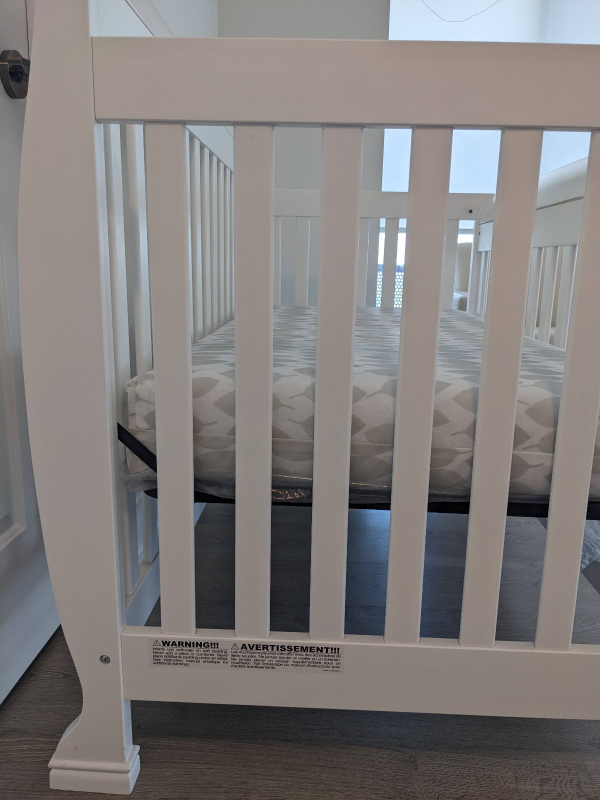 White Baby Crib - Excellent Condition - photo 2