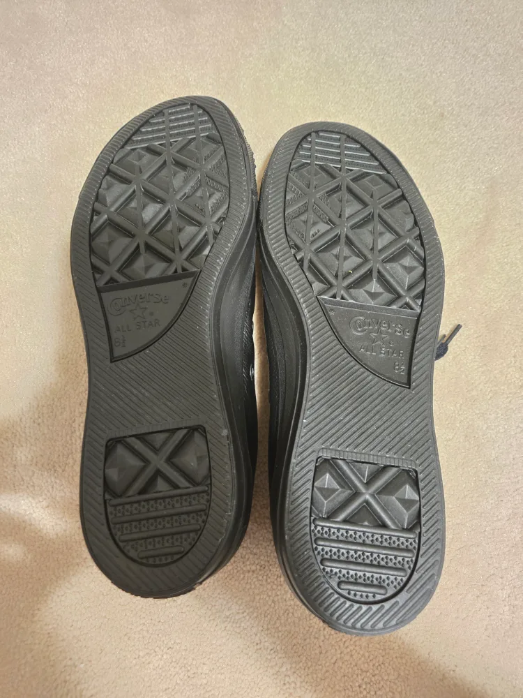 Brandnew Converse All Star Leather High Top, US 8.5 image indicator(2)