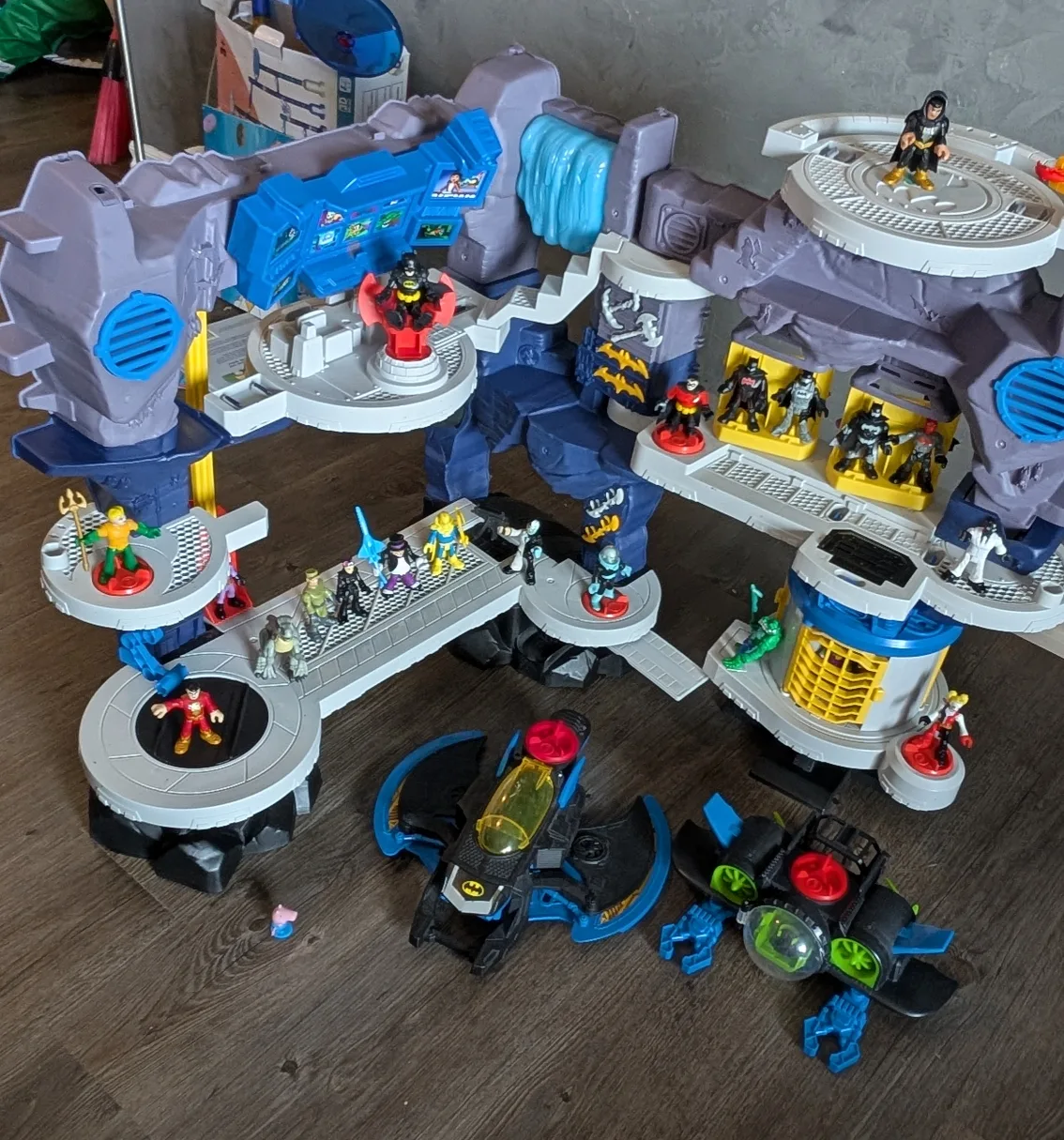 Imaginext BATCAVE + BATWING + BATSUB & More – Price Negotiable! image indicator(2)