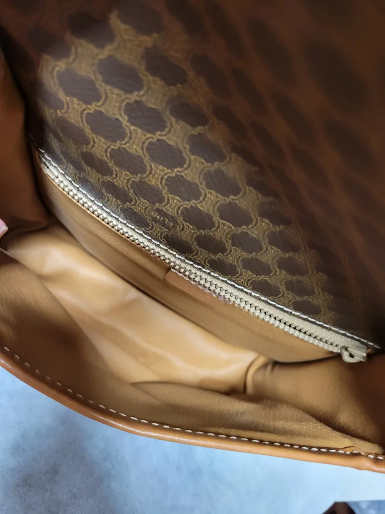 Celine Messenger Bag image indicator(4)