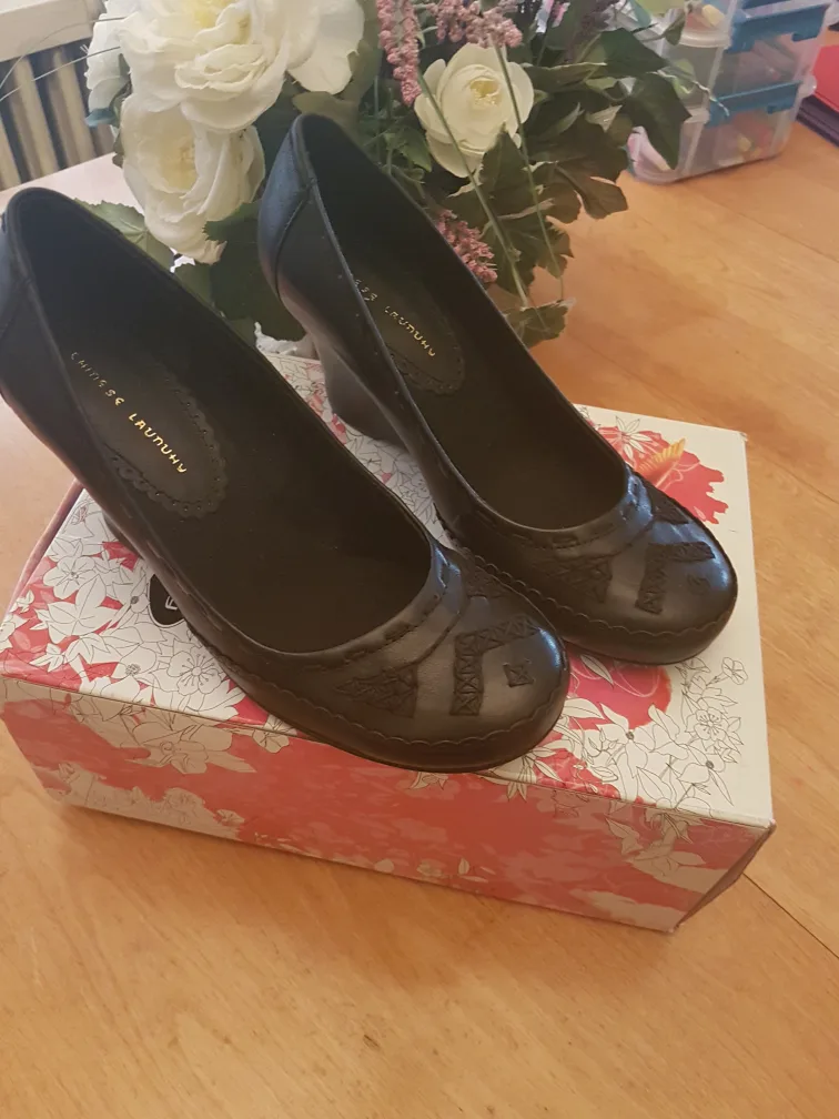 Chinese Laundry Black Wedges size 6 image indicator(4)