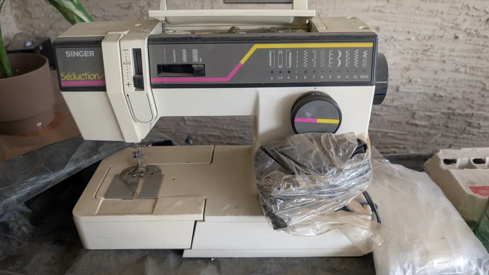Singer Seduction Sewing Machine thumbnail