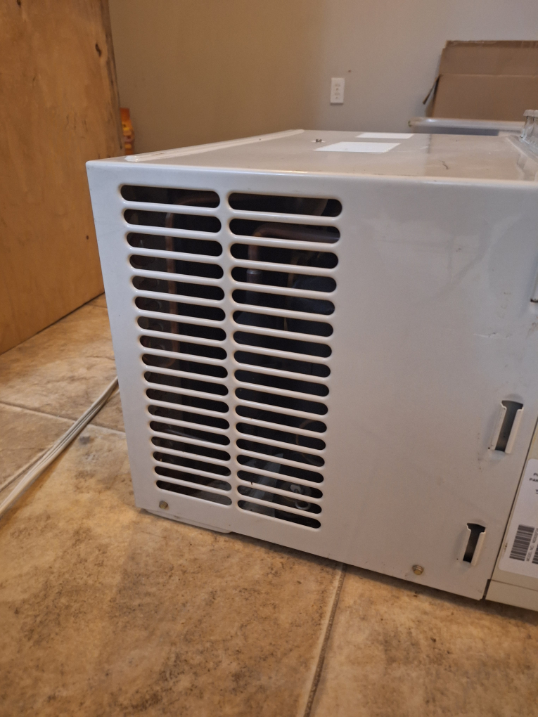 Maytag Window Air Conditioner In Leduc - photo 2