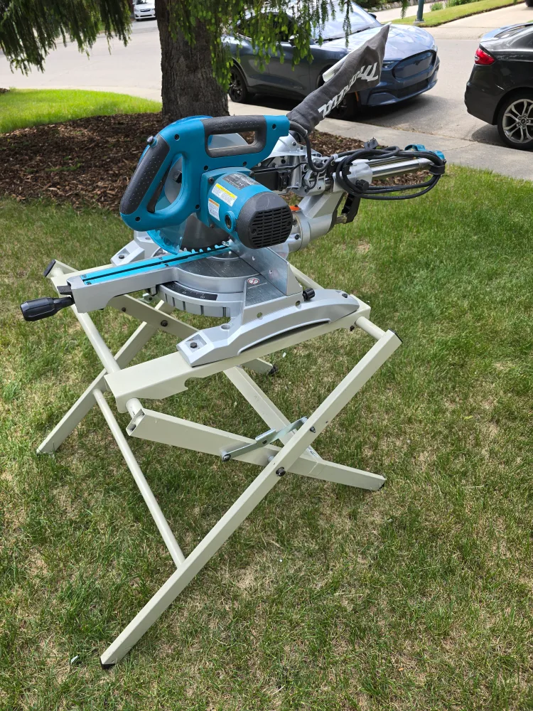 Makita 10" Miter Saw with Laser, Stand Included thumbnail