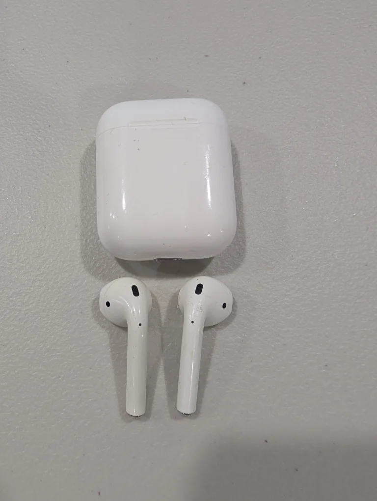 Apple AirPods with Charging Case image indicator(2)