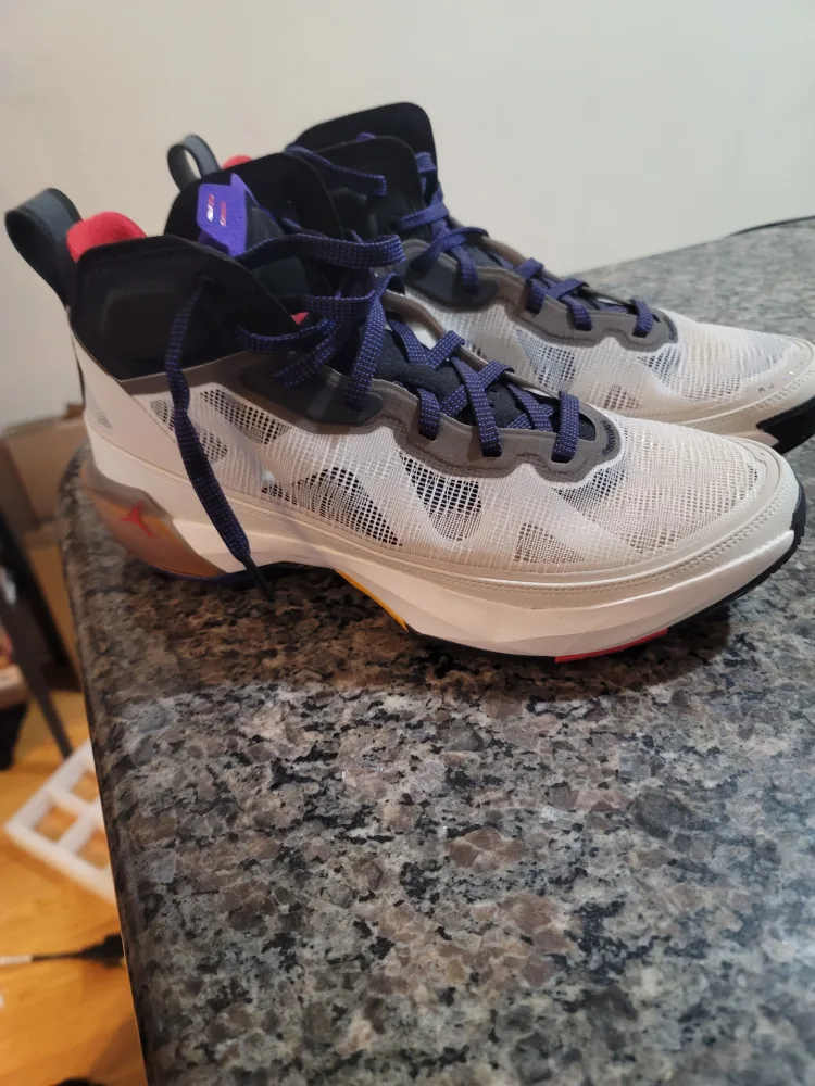 Air Jordan XXXVII Basketball Sneakers. Sz 11 image indicator(3)