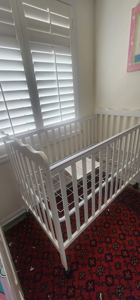 White Baby Crib, like brand new in use 1 weak
