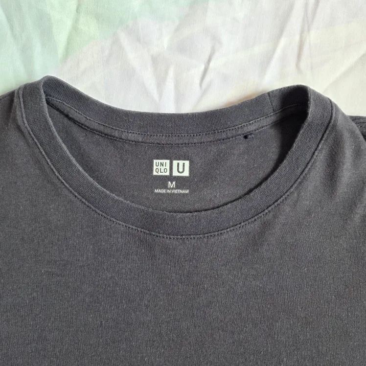 🇨🇦UNIQLO U Gray Crew Neck T-Shirt thumbnail