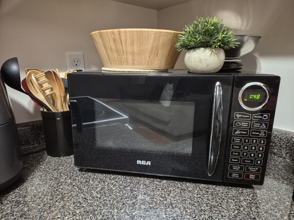 RCA 0.9 Cu. Ft. Microwave - Compact Size - photo 3