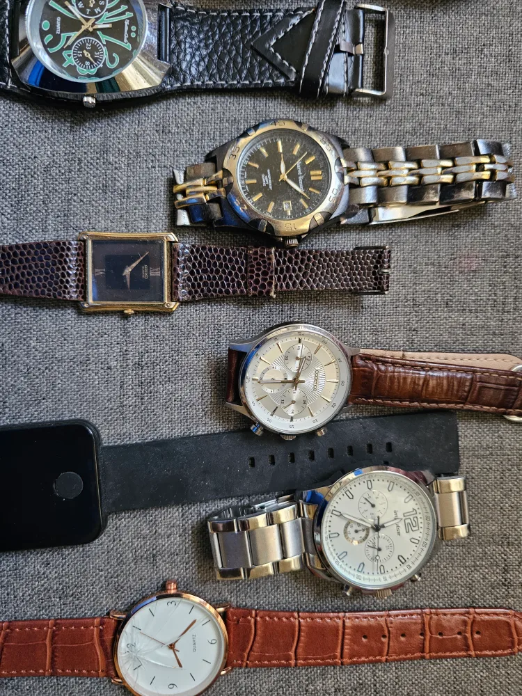 Assorted Watches - Fossil, Quartz, More Lot image indicator(2)