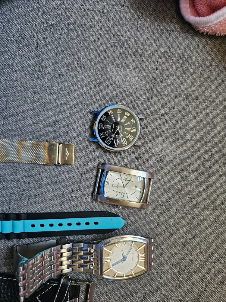 Assorted Watches - Fossil, Quartz, More Lot image indicator(3)