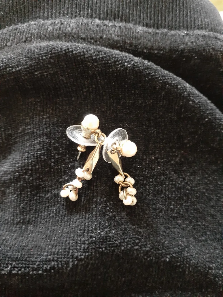 Vintage Pearl and Rhinestone Brooch & Earrings Set image indicator(3)