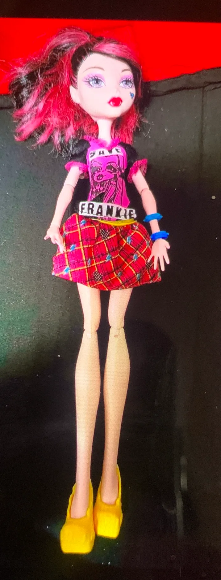 $30 monster high Draculara doll thumbnail