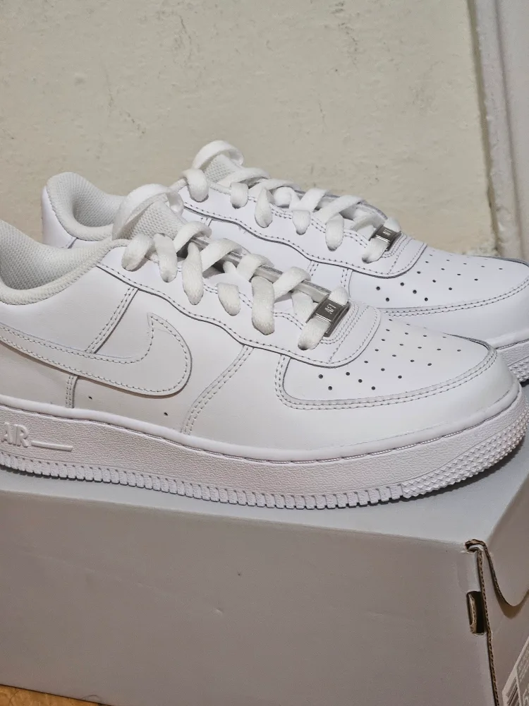 New) Nike Air Force 1 (GS) 5.5Y White Sneakers thumbnail