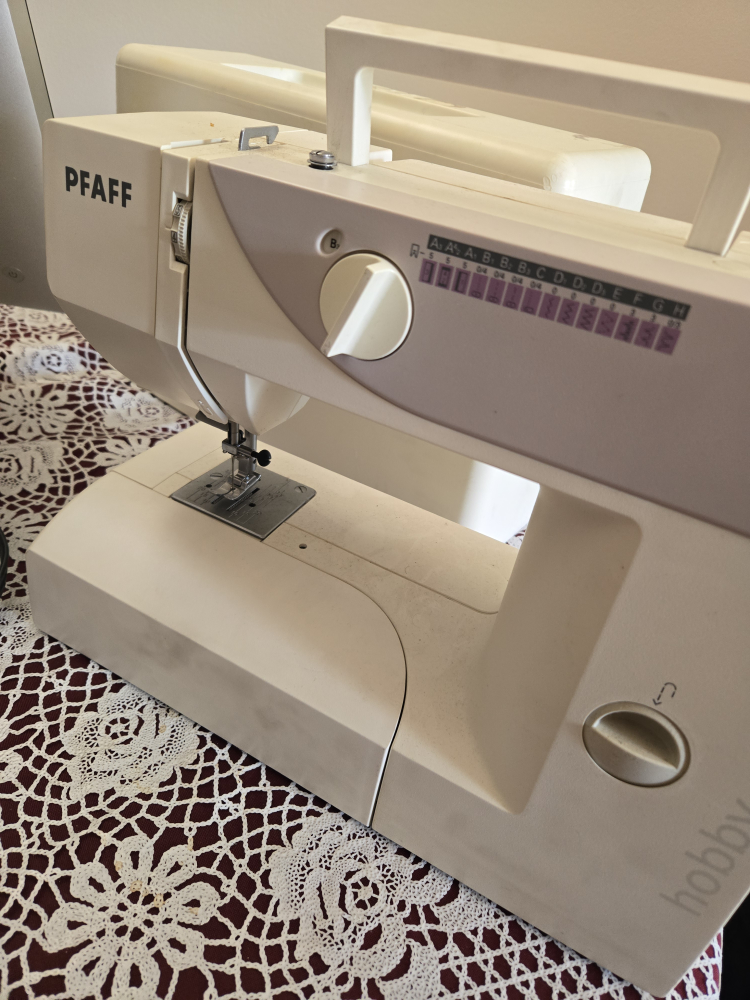 Pfaff Hobby 740 Sewing Machine please read discription - photo 2