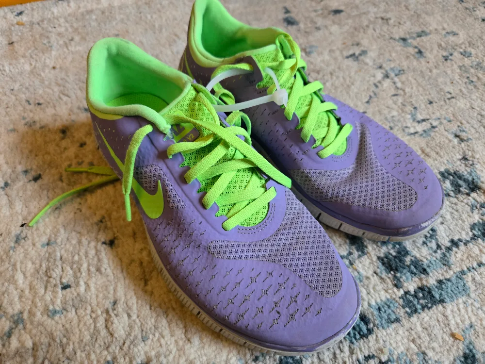 NIKE Women's Running Shoe Size 7 thumbnail