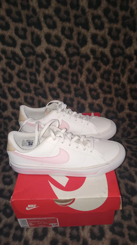 Nike Sneakers thumbnail