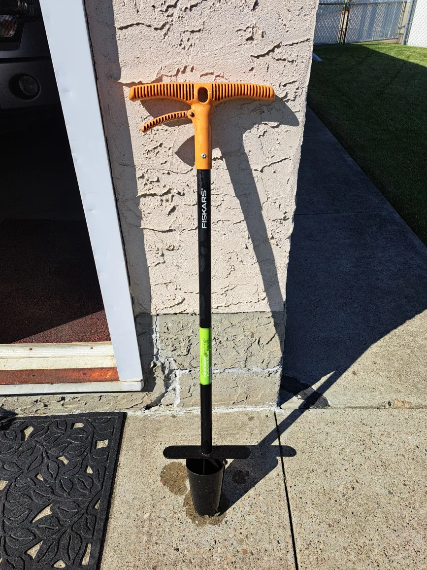 Fiskars Extended Reach Bulb Planter thumbnail