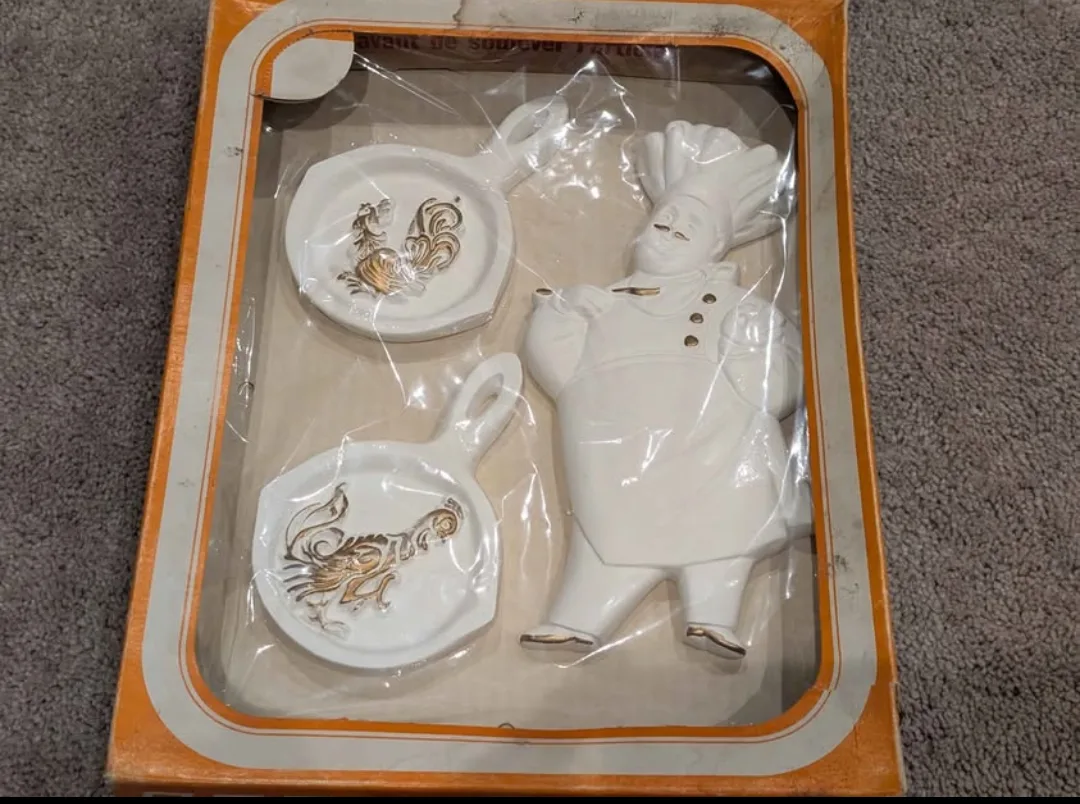 Retro Chalkware Wall Decor image indicator(4)