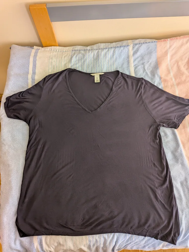 H&M Navy Blue V-Neck T-Shirt - Size L thumbnail