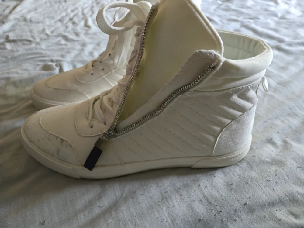 White High Top Sneakers, Size US 9 image indicator(2)