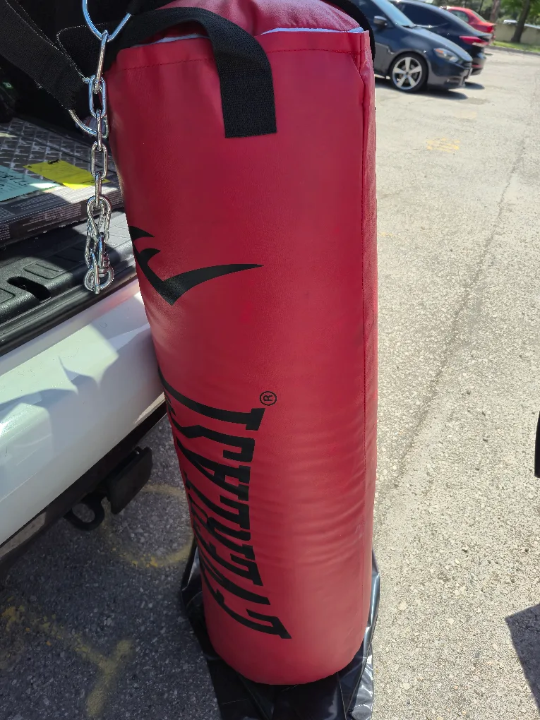 Everlast Red Heavy Punching Bag image indicator(2)