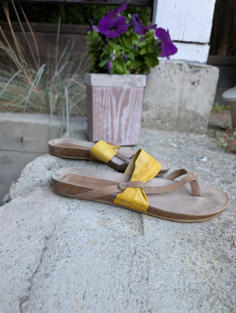 Spanish Leather Sandals size 7.5 image indicator(3)