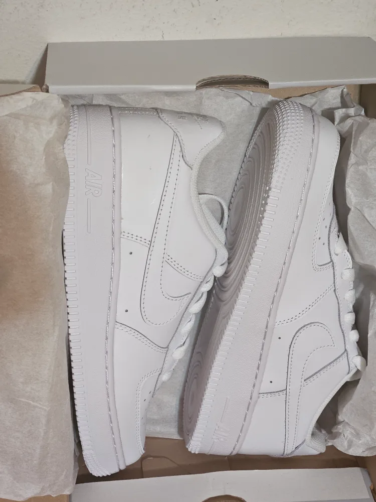 New)Nike Air Force 1(GS) 5.5Y White Sneakers thumbnail