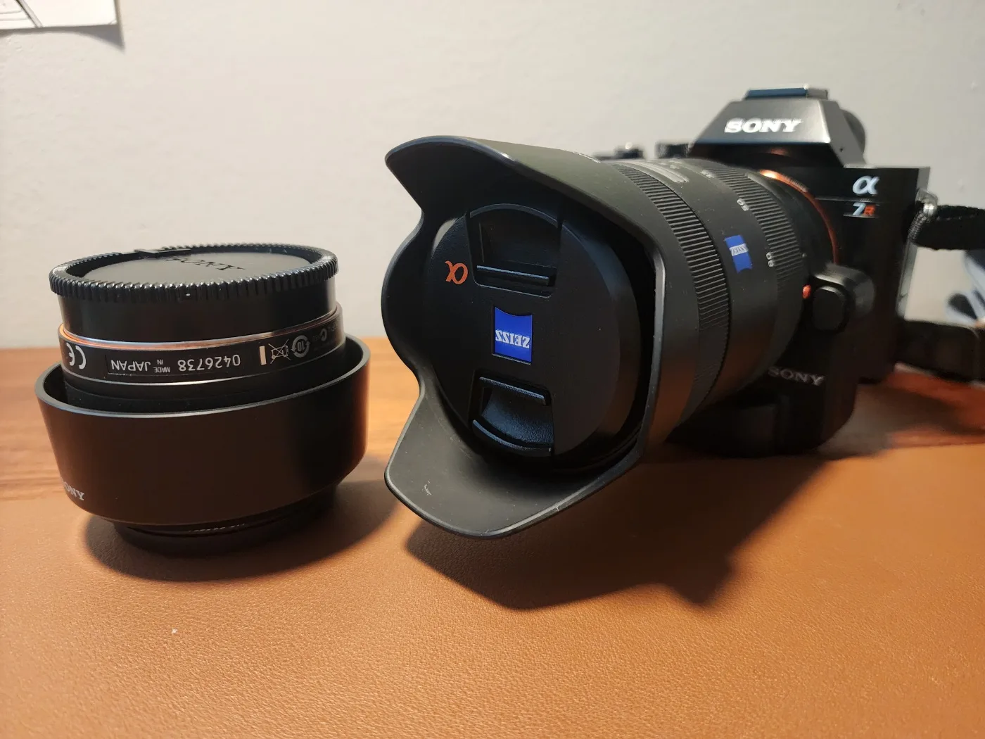 Sony α7R Camera with Zeiss Lens - special holiday price! image indicator(2)