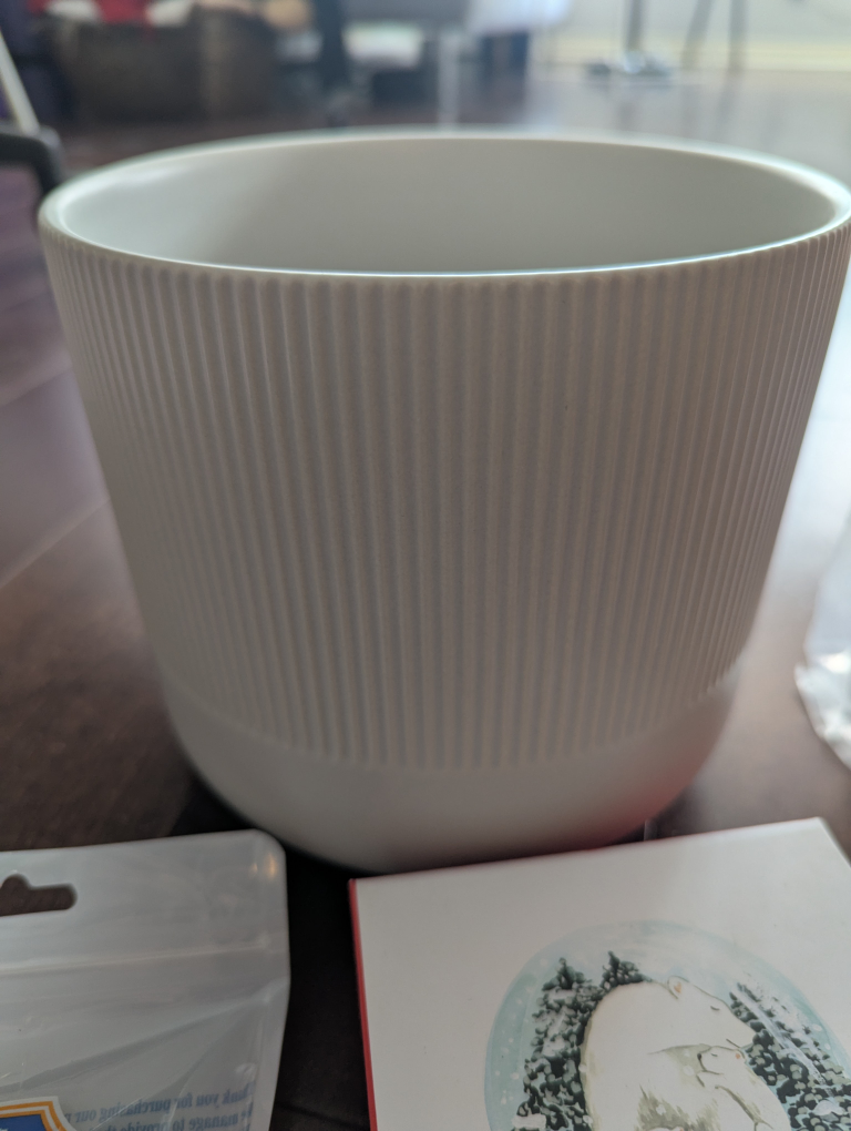 Free household items - plant pot, cards, calculator - photo 2