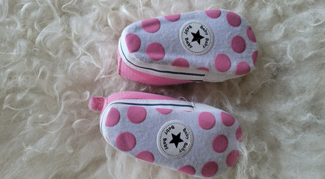 Like New Super Cute Gluttery Pink Converse Design Baby Shoes - photo 3