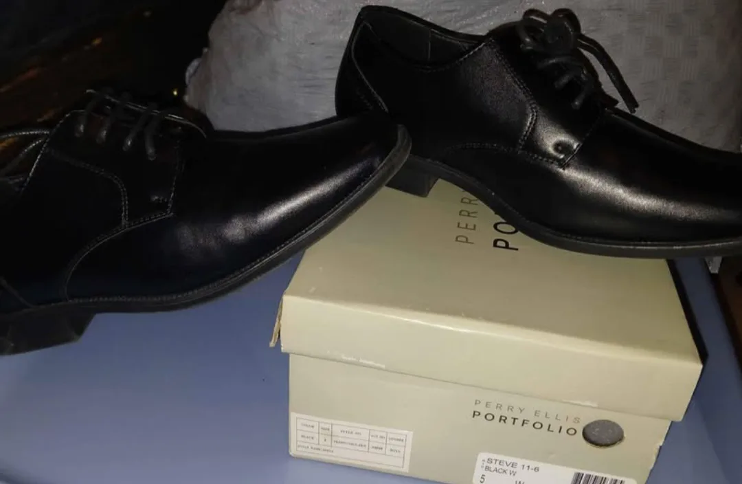 Perry Ellis Portfolio Steve 11-6 Black Shoes - Size 5 thumbnail